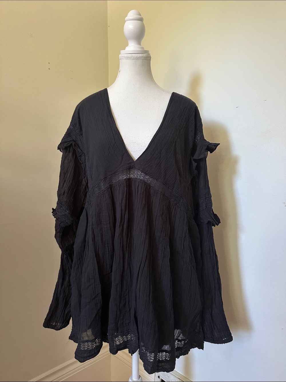 FREE PEOPLE Black Crepe Boho Lace Ruffle Long Sleeve Vneck Romper Medium